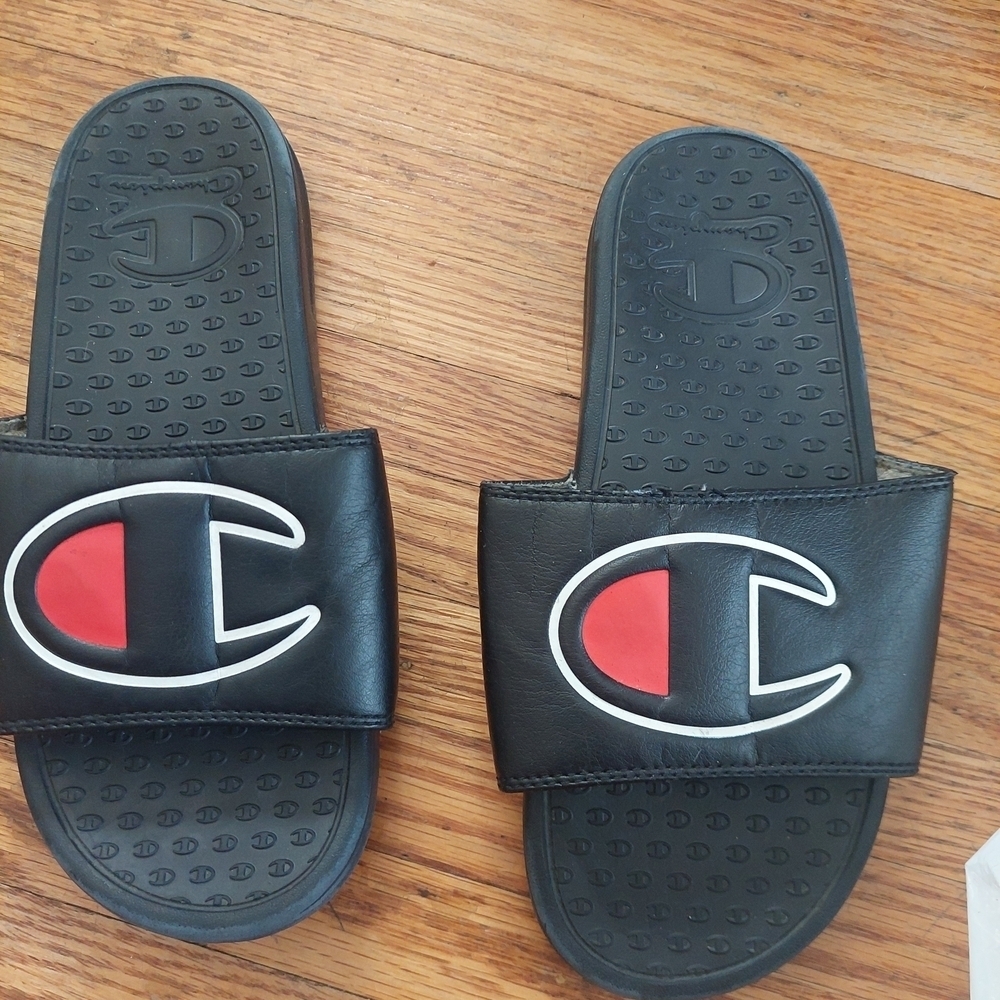 Champion Kids Black and Red Slide Sandals Youth 6 SLip-ons. (Bag D)